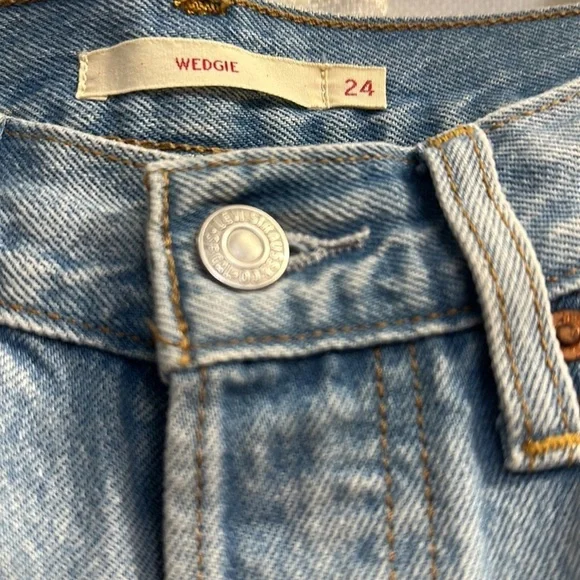 NWOT Women’s Levi’s Premium Distressed Wedgie Fit Jeans Size 24 - Picture 4 of 9